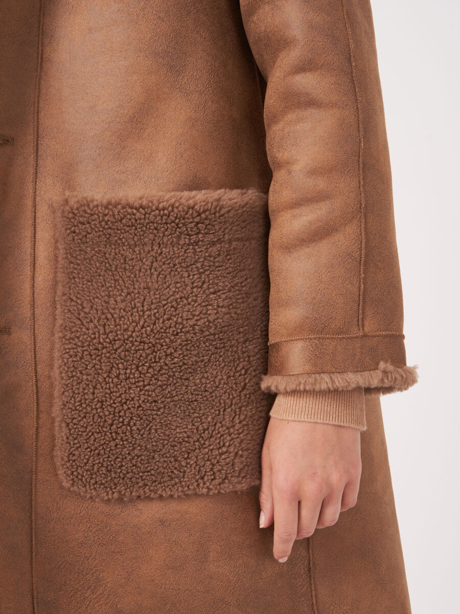 Omkeerbare faux shearling jas met capuchon image number 6