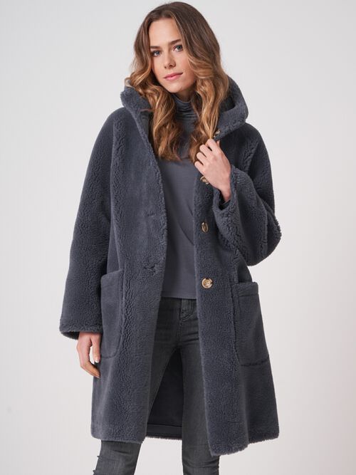 Manteau faux shearling long et réversible à capuche