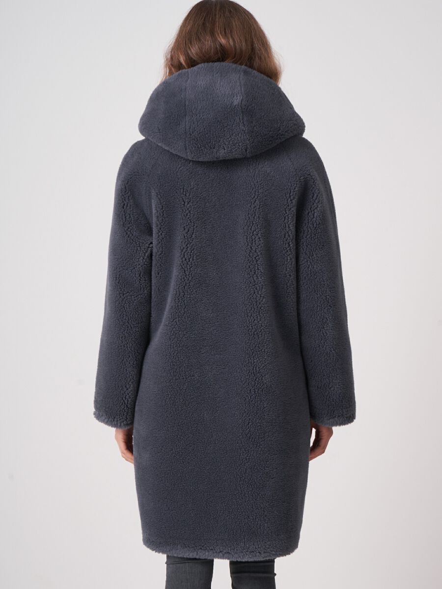 Langer wendbarer faux Shearling Mantel mit Kapuze image number 2