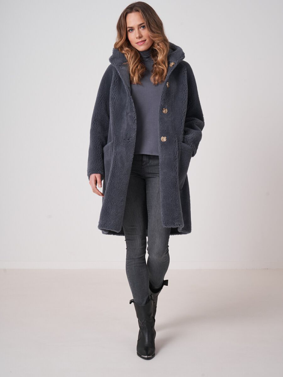 Langer wendbarer faux Shearling Mantel mit Kapuze image number 4