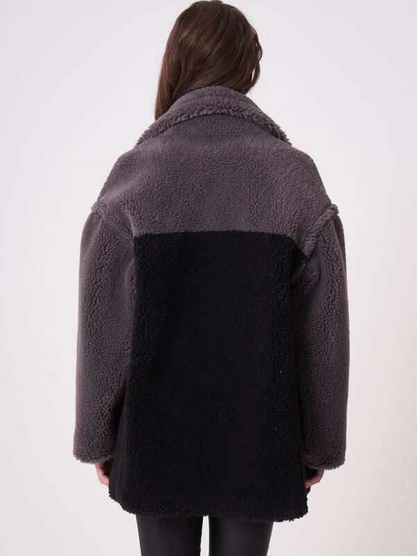 Tweekleurige omkeerbare faux shearling jas image number 2