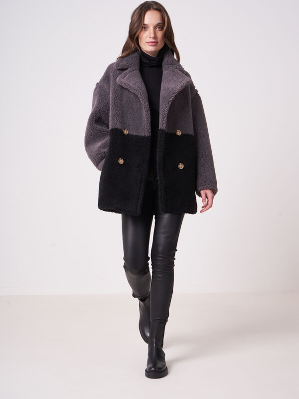 Tweekleurige omkeerbare faux shearling jas image number 4