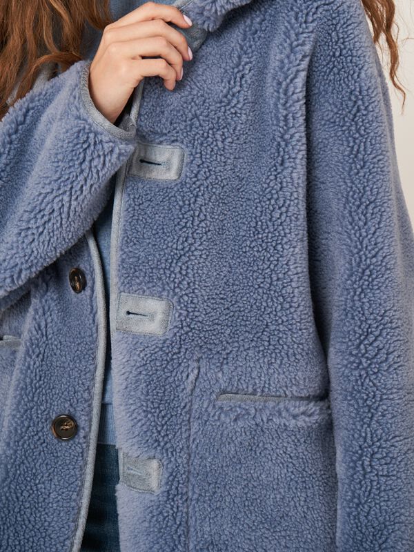 Wendemantel aus Teddywolle mit Knöpfen und Kapuze image number 2