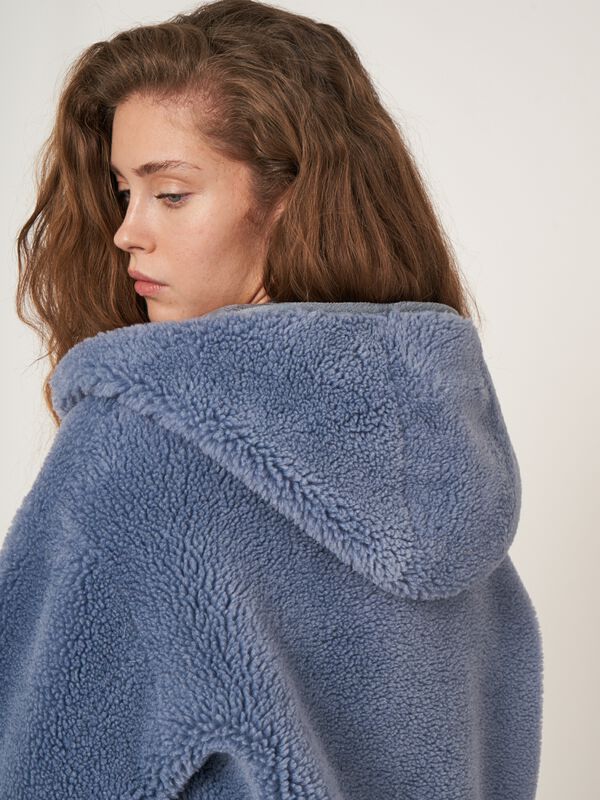 Wendemantel aus Teddywolle mit Knöpfen und Kapuze image number 3