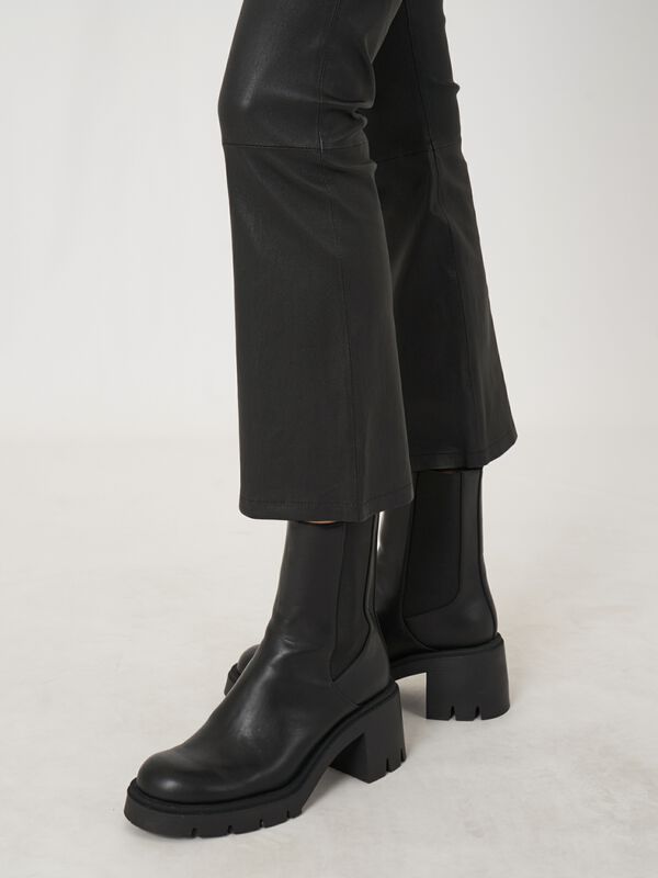 Korte bootcut leren broek image number 2