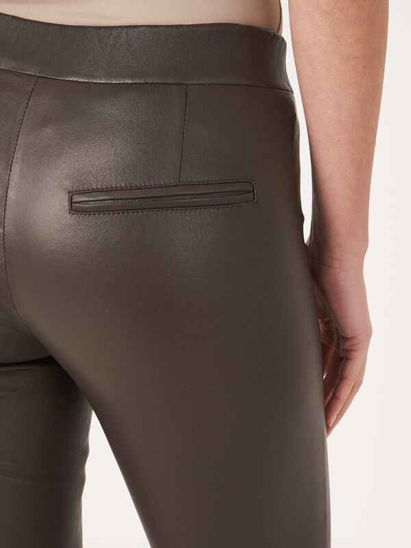 Korte bootcut leren broek image number 2