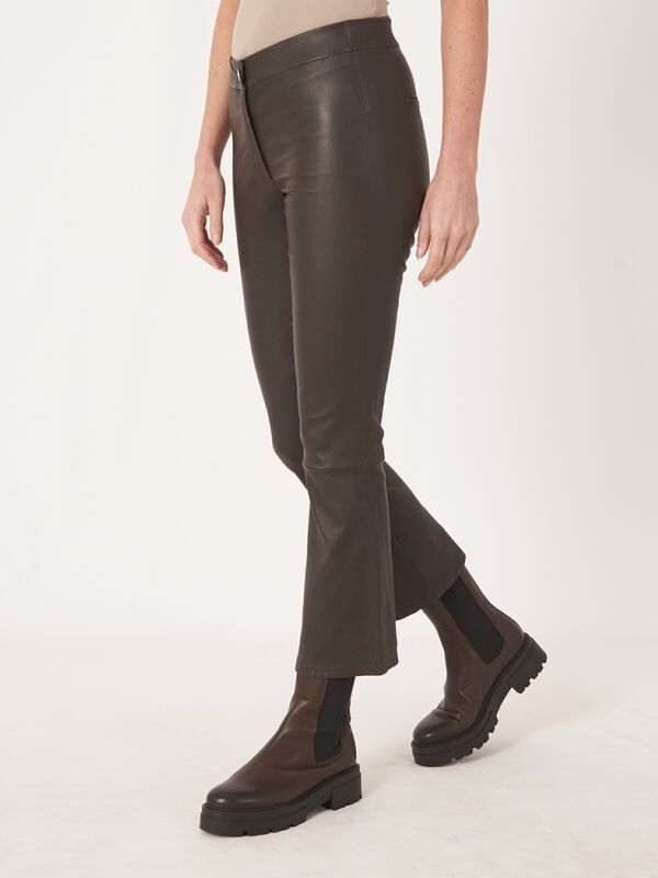 Korte bootcut leren broek image number 4