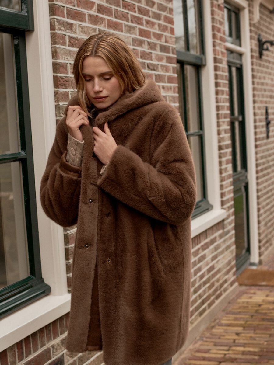 Omkeerbare faux fur jas met capuchon image number 10
