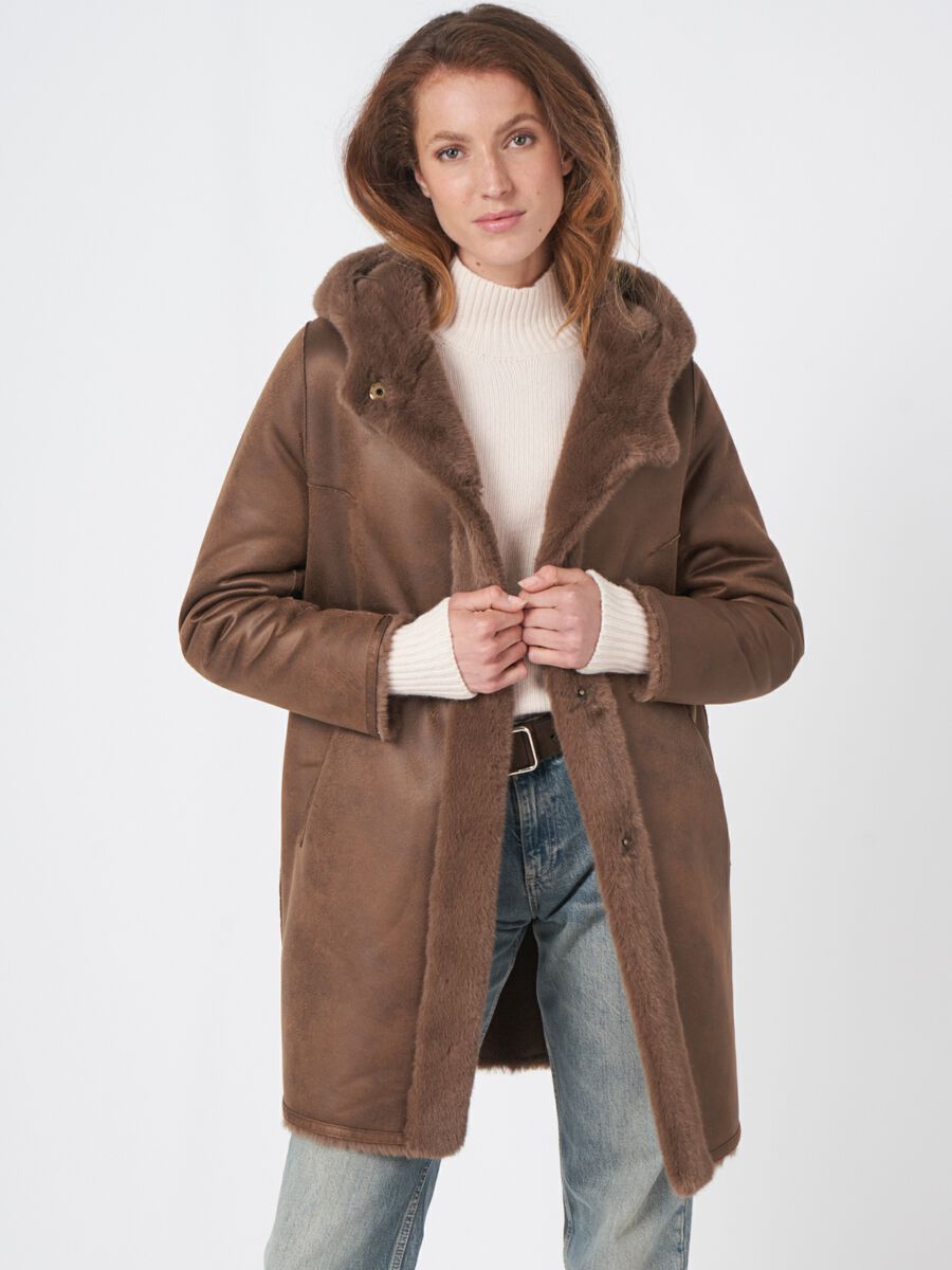 Omkeerbare faux fur jas met capuchon image number 4