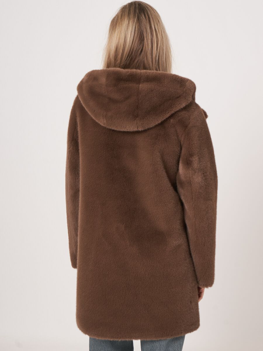 Omkeerbare faux fur jas met capuchon image number 5