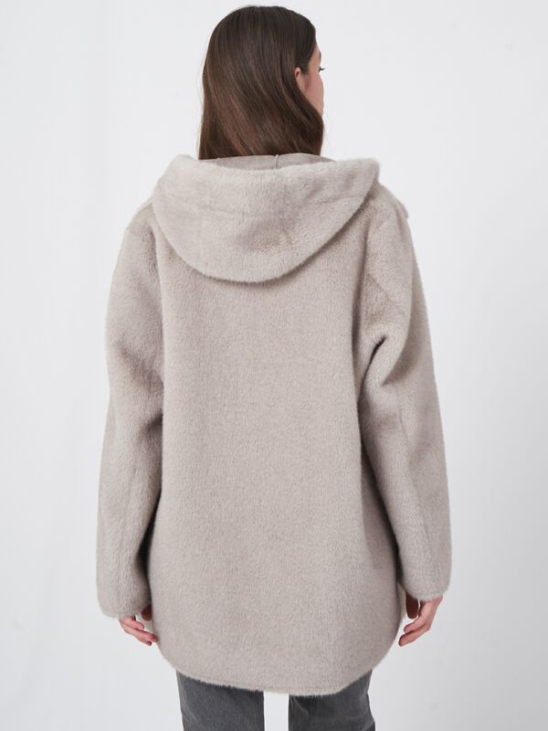 Omkeerbare faux fur jas met capuchon image number 4