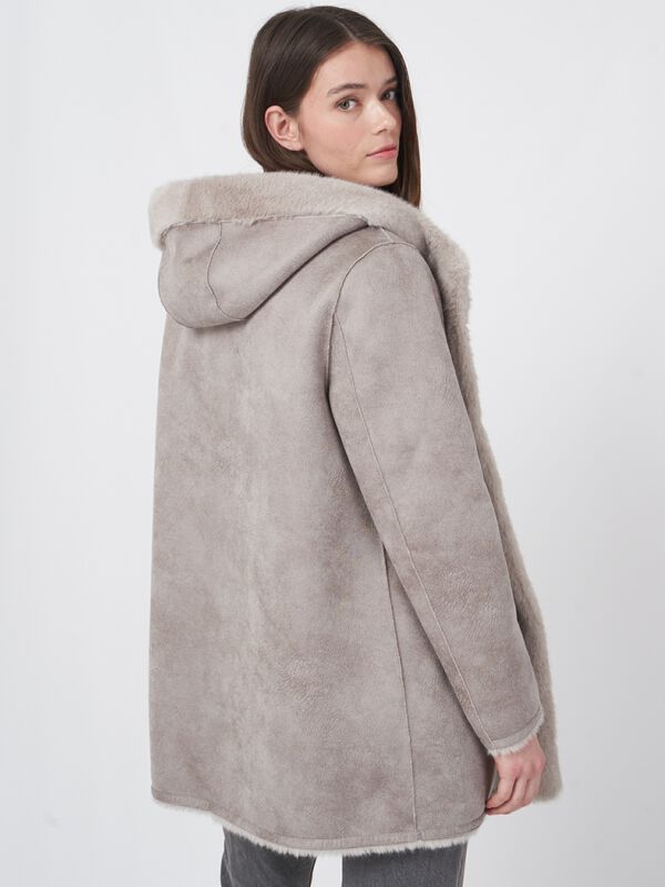 Omkeerbare faux fur jas met capuchon image number 5