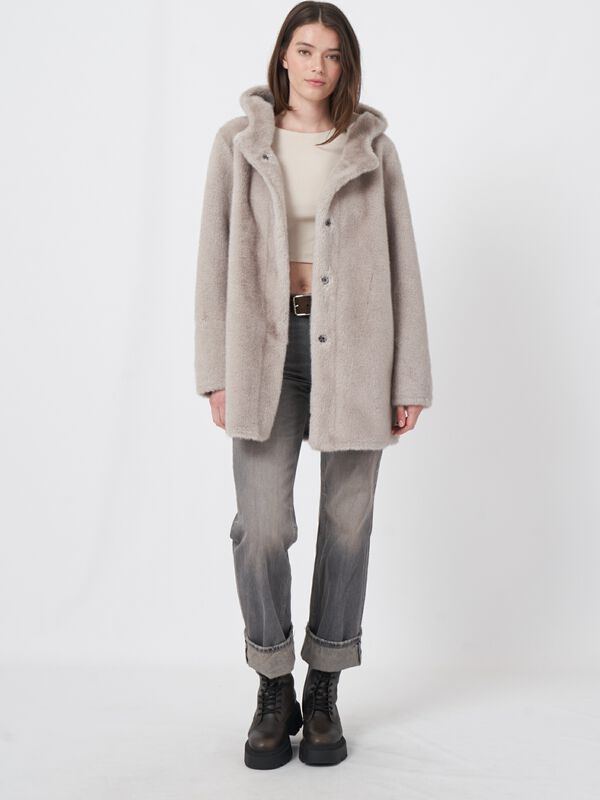 Omkeerbare faux fur jas met capuchon image number 3