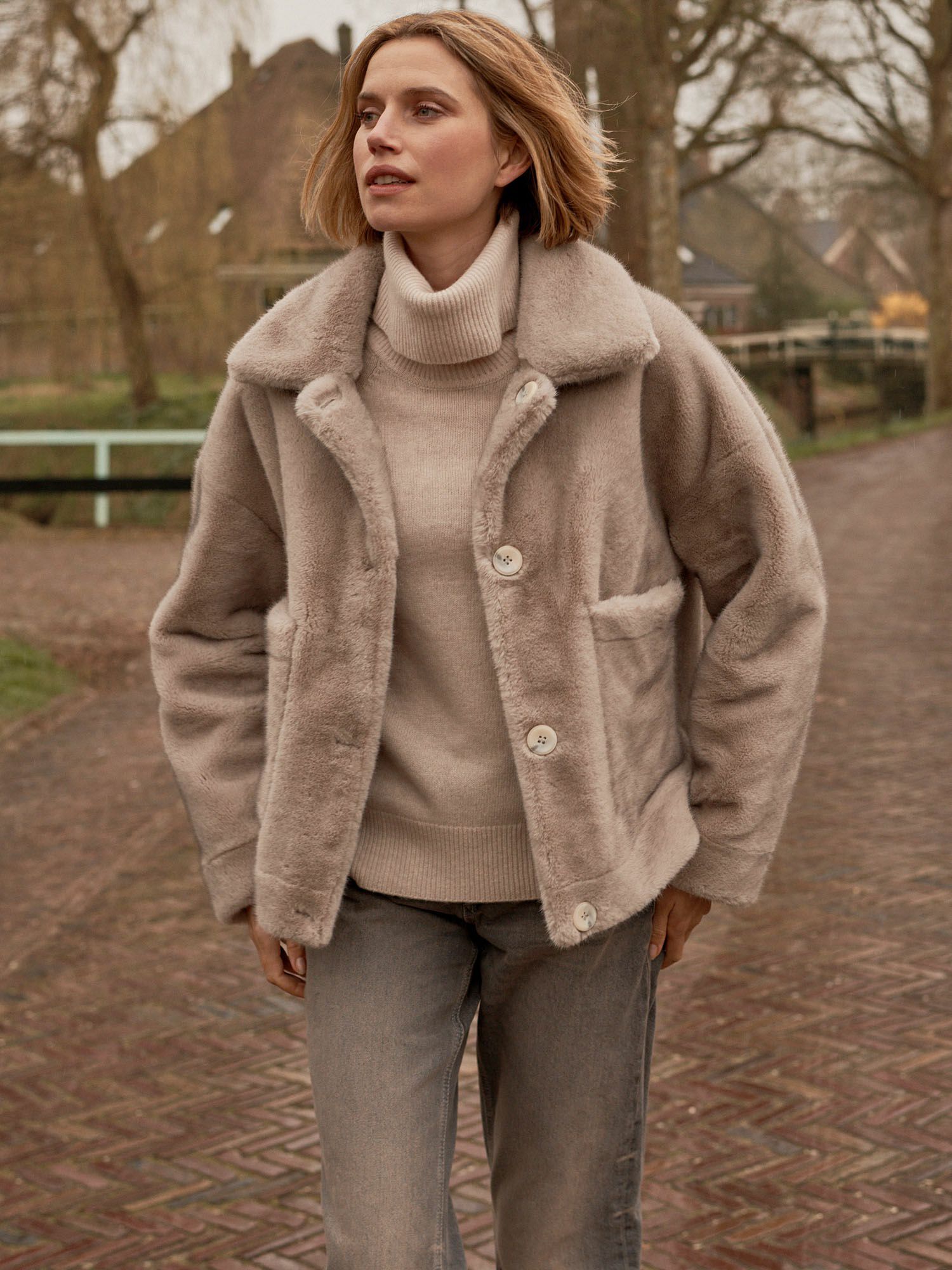 Korte omkeerbare faux fur jas