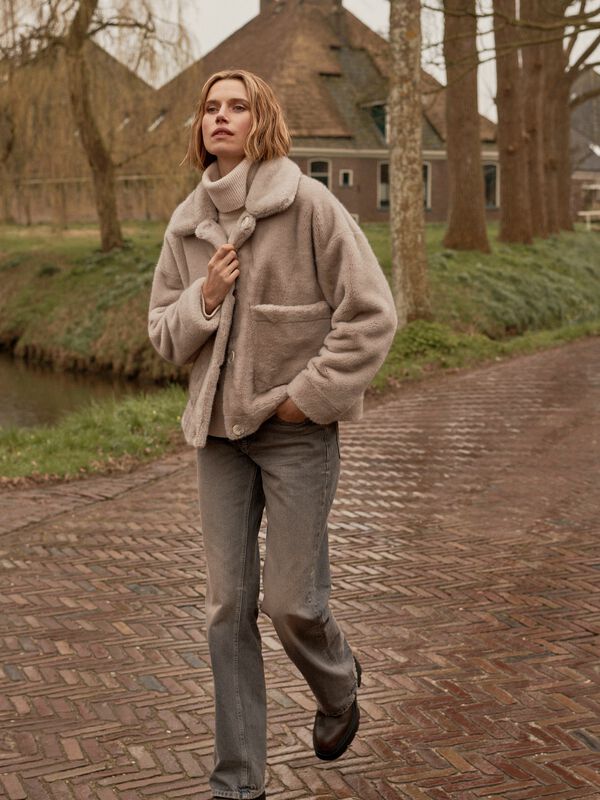 Manteau court réversible en fausse fourrure image number 10