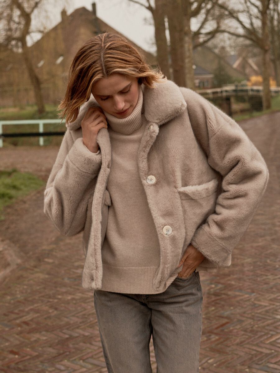 Korte omkeerbare faux fur jas image number 8