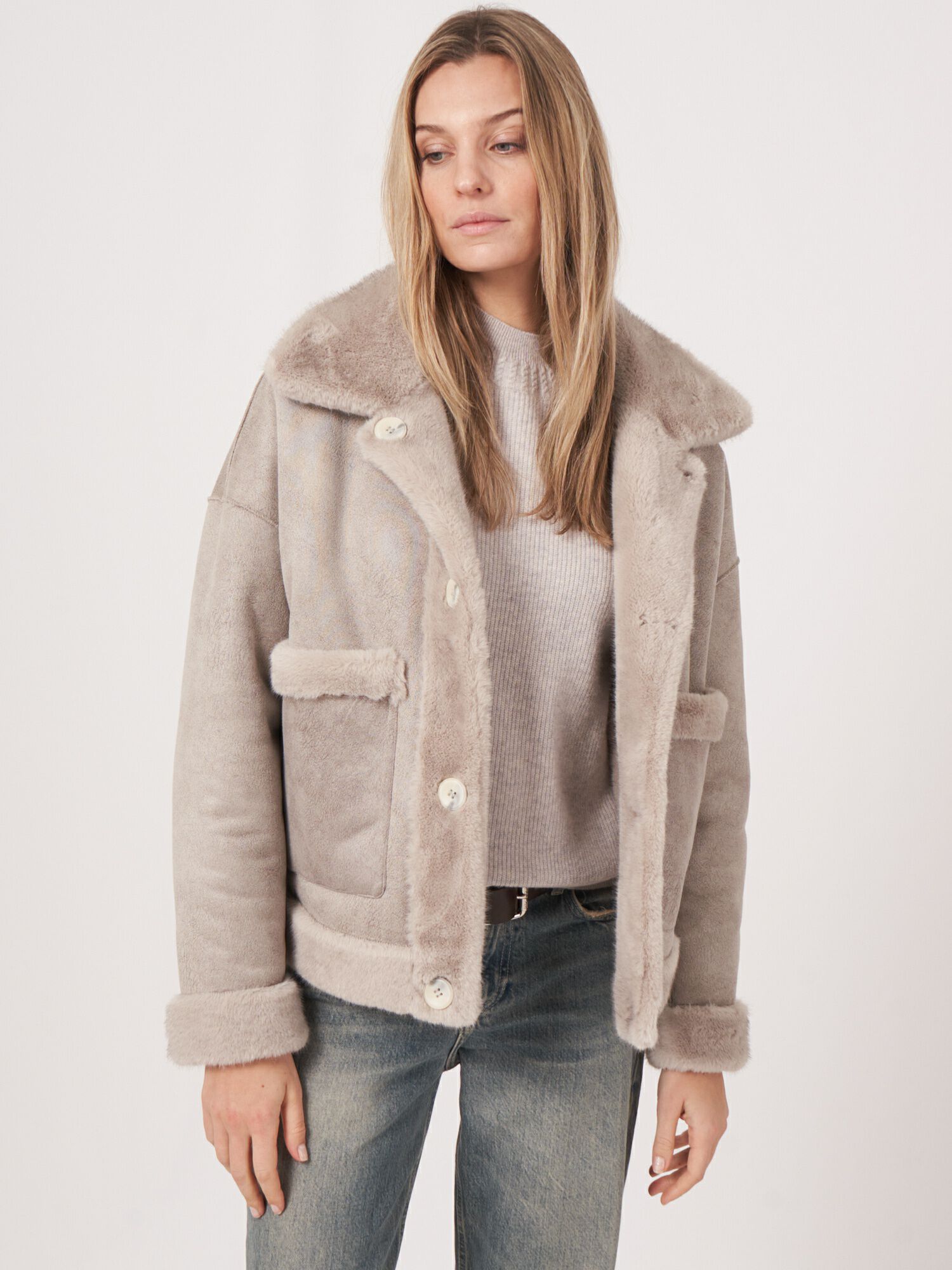 Korte omkeerbare faux fur jas afbeelding