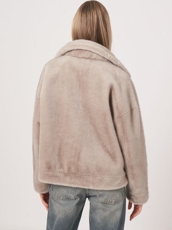 Manteau court réversible en fausse fourrure image number 6