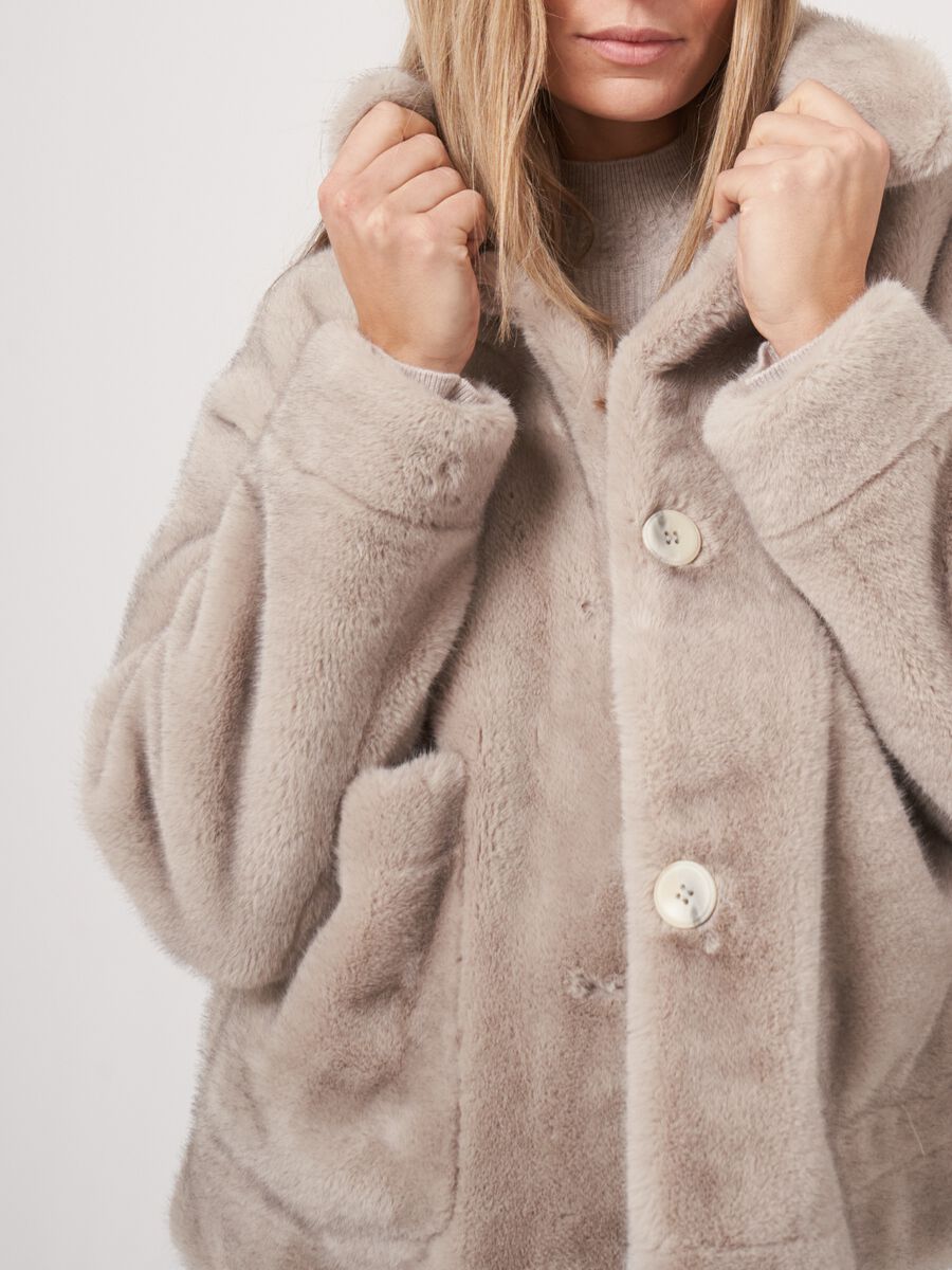 Korte omkeerbare faux fur jas image number 7