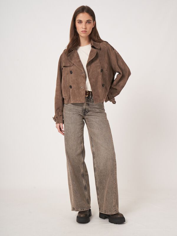 Kort trench jasje in suède image number 6