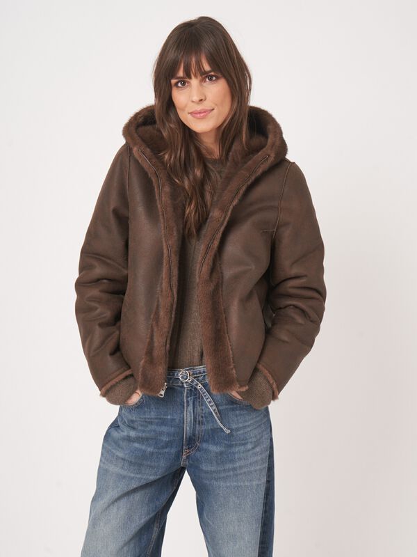 Wendbare Faux-Fur-Jacke mit Kapuze - weich & vielseitig image number 3