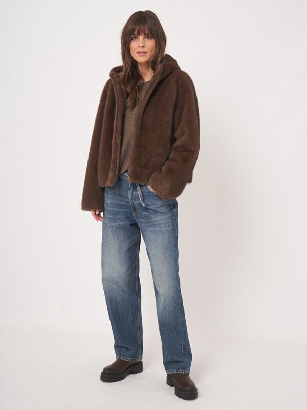 Wendbare Faux-Fur-Jacke mit Kapuze - weich & vielseitig image number 5