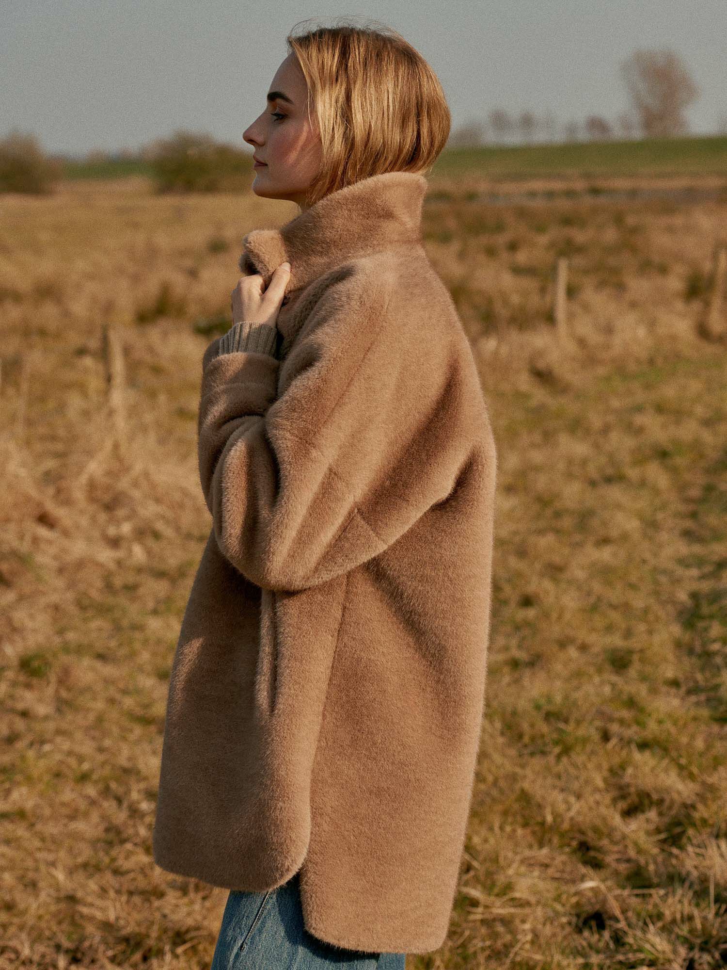 Omkeerbare oversized jas van faux mink - luxe en veelzijdig afbeelding
