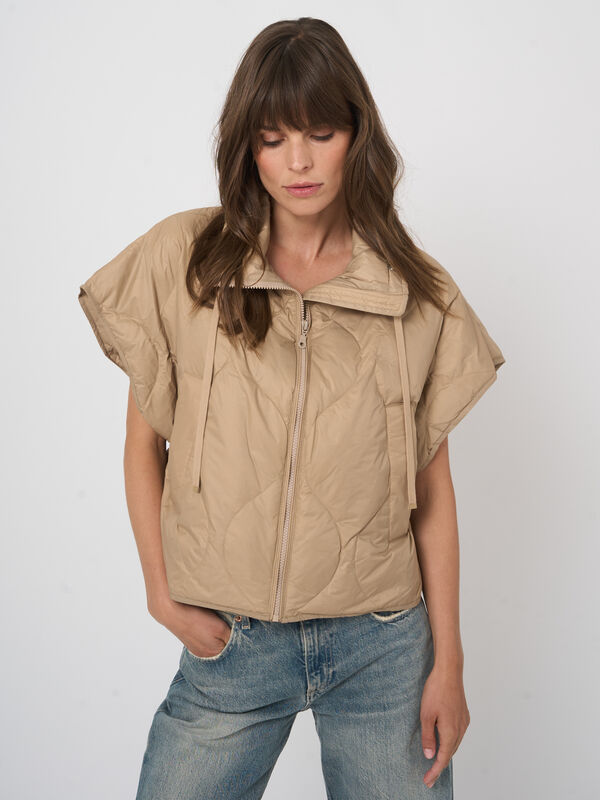 Cape-gilet en duvet matelass&eacute; &agrave; col montant image number 3