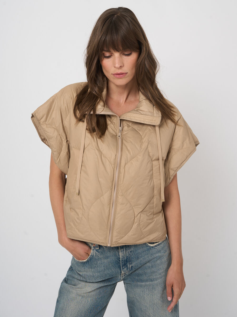 Quilted down cape vest with stand-up collar image number 3