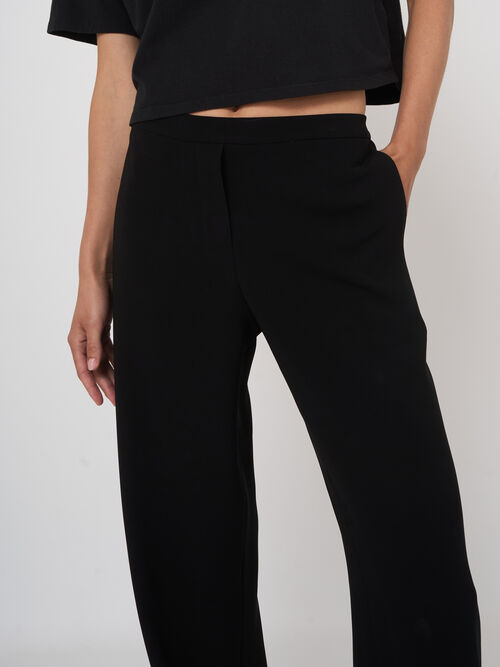 Wrinkle-resistant straight-leg trousers