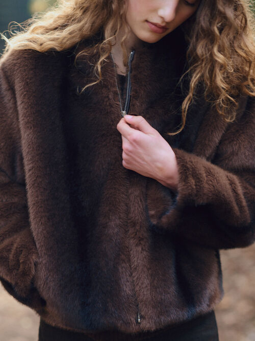 Weiche Faux-Fur-Jacke mit Rundhalsausschnitt