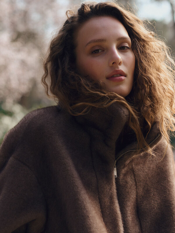 Omkeerbaar faux-mink jack met opstaande kraag image number 3