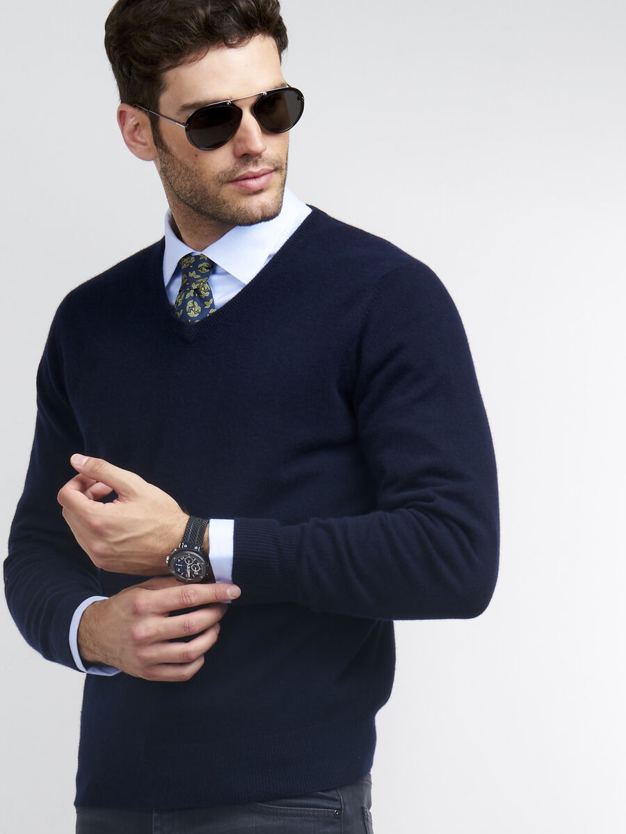 Men's cashmere V-neck sweater image number 0
