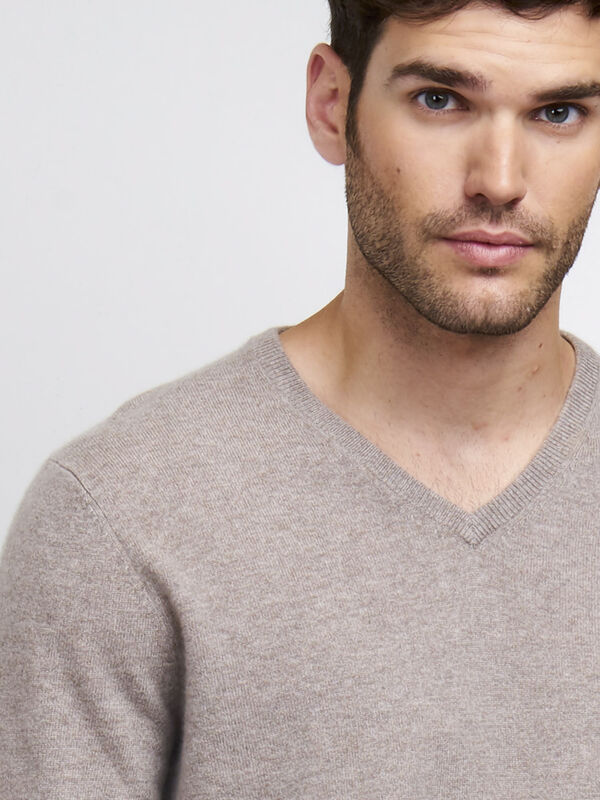 Men's cashmere V-neck sweater image number 2