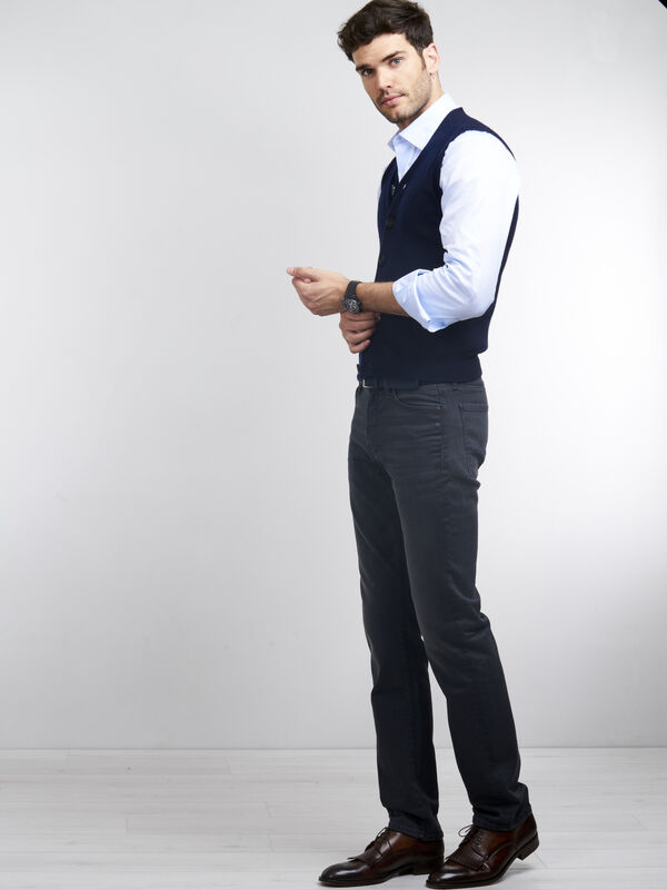 Mouwloos heren-vest met knopen image number 3