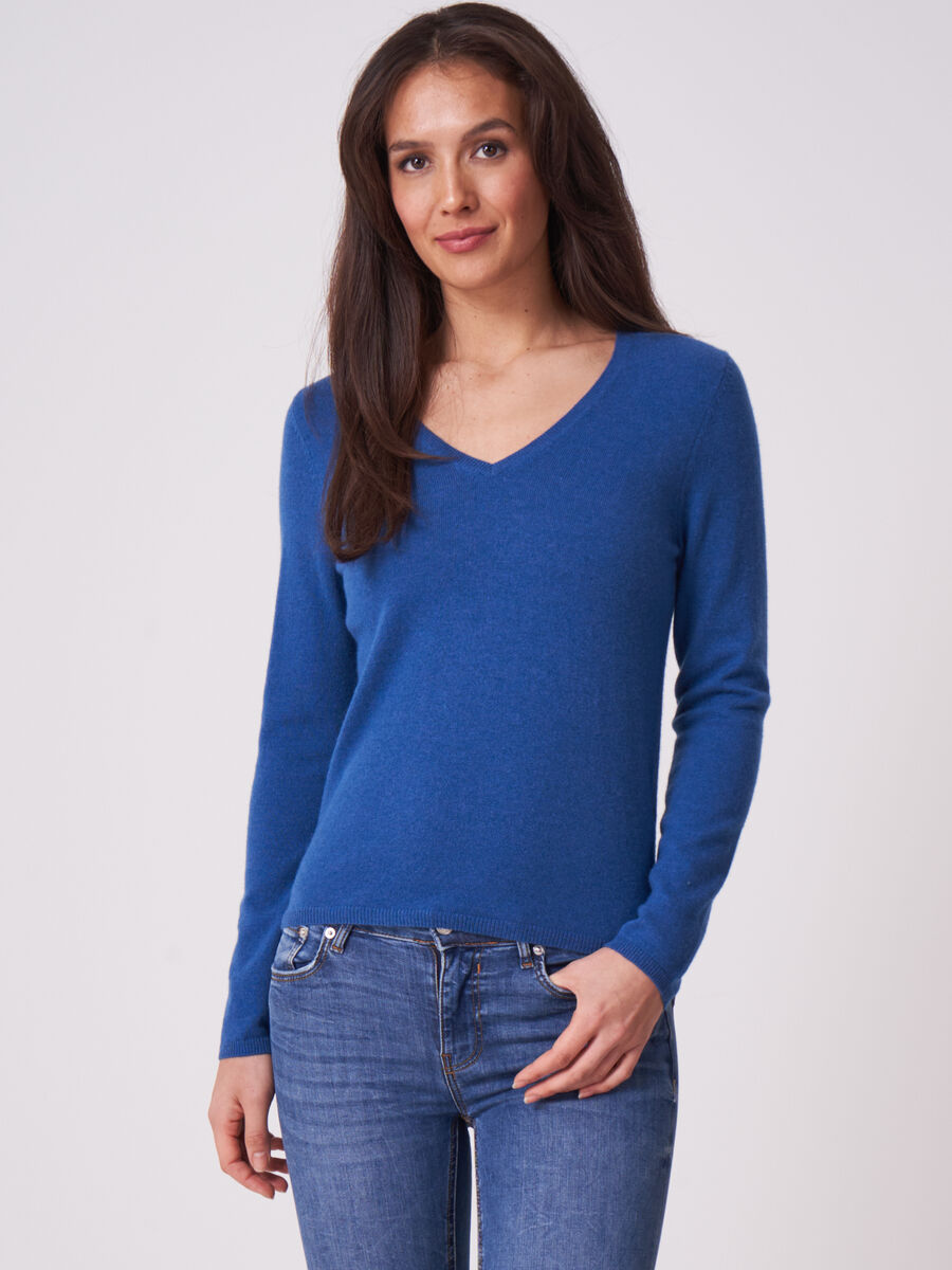 Basic fine knit organic cashmere V-neck sweater image number 0