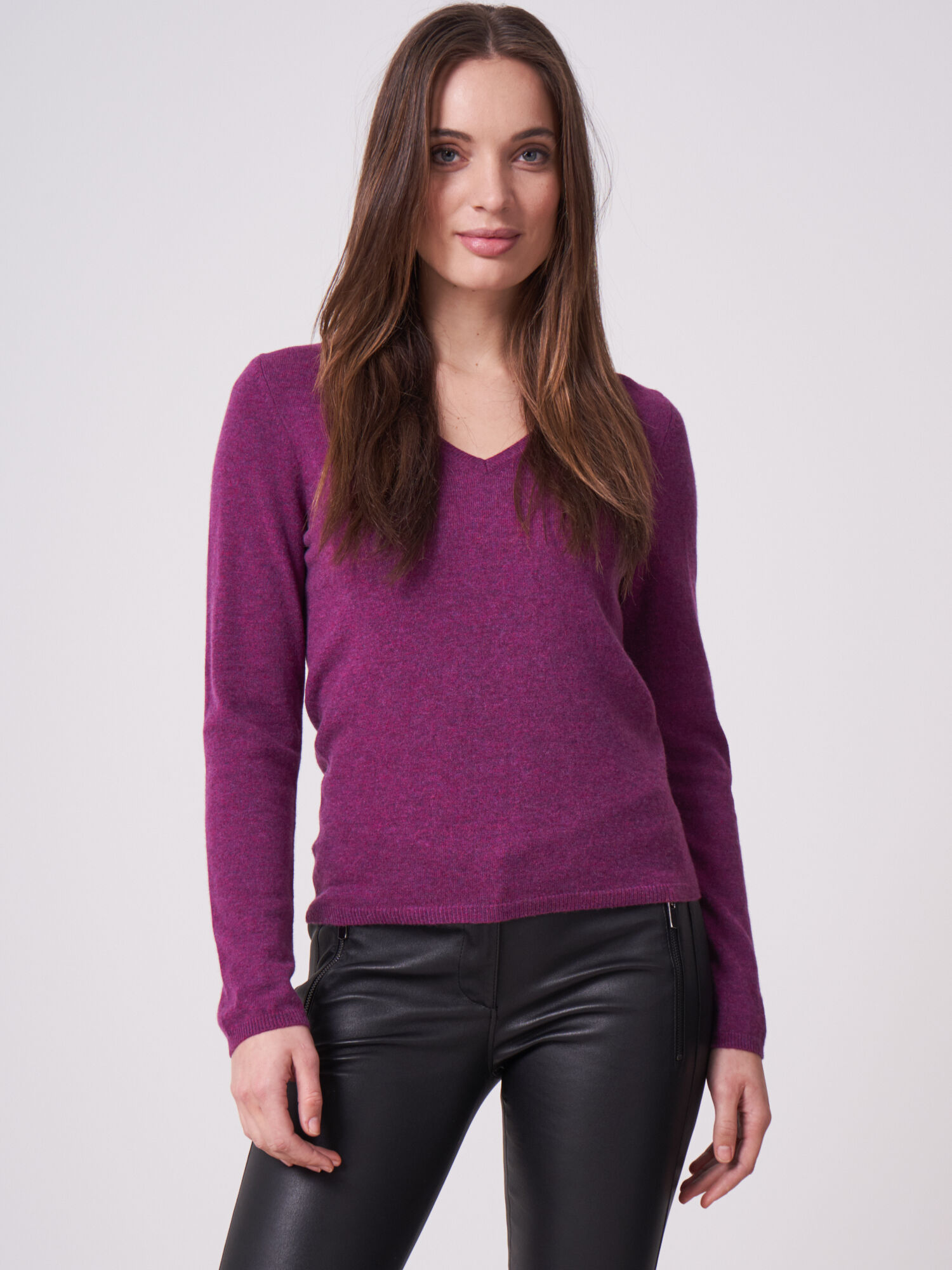 REPEAT cashmere Basic fijngebreide V-hals trui van biologisch cashmere