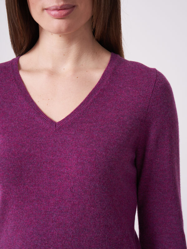 Basic Feinstrick-Pullover aus organischem Kaschmir mit V-Ausschnitt image number 2