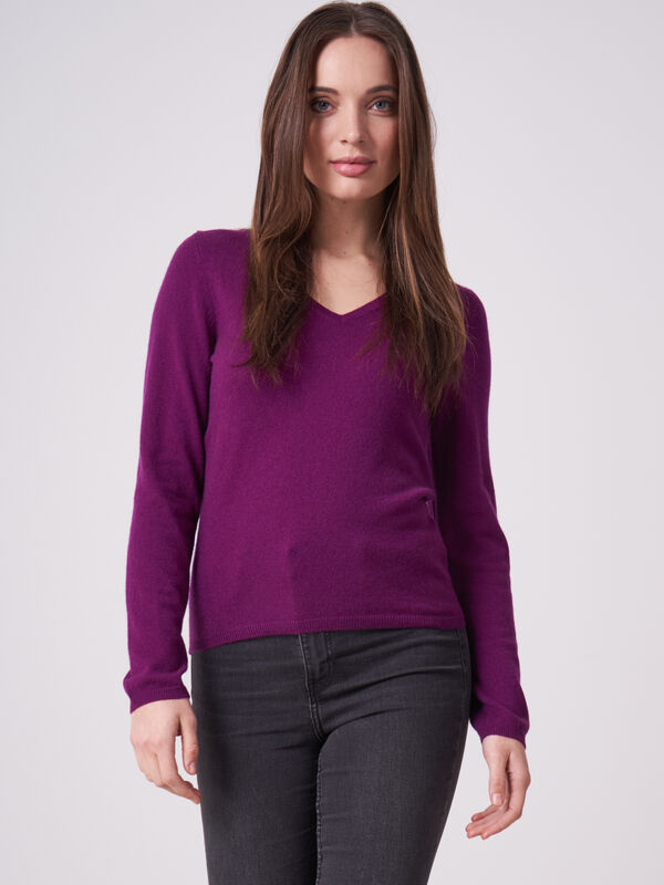 Basic fine knit organic cashmere V-neck sweater image number 0