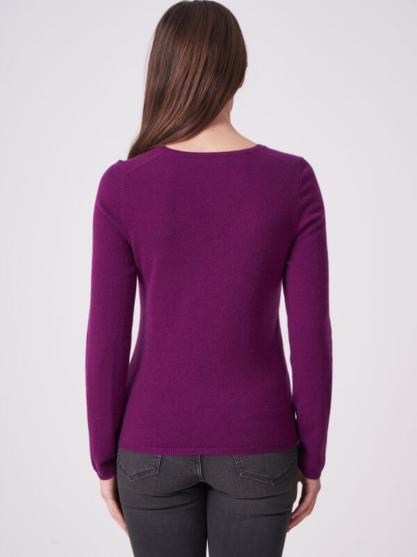 Basic fine knit organic cashmere V-neck sweater image number 1