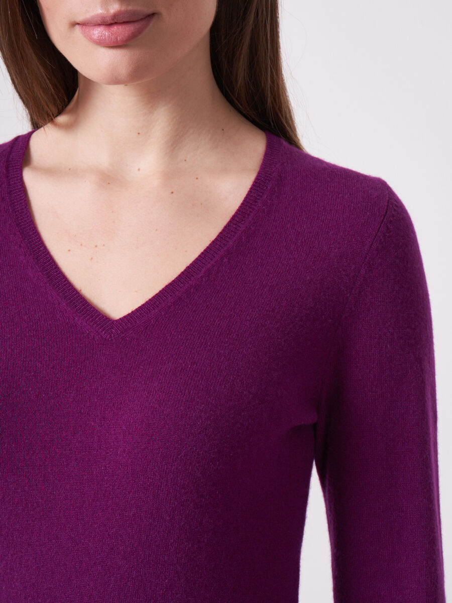 Basic Feinstrick-Pullover aus organischem Kaschmir mit V-Ausschnitt image number 2