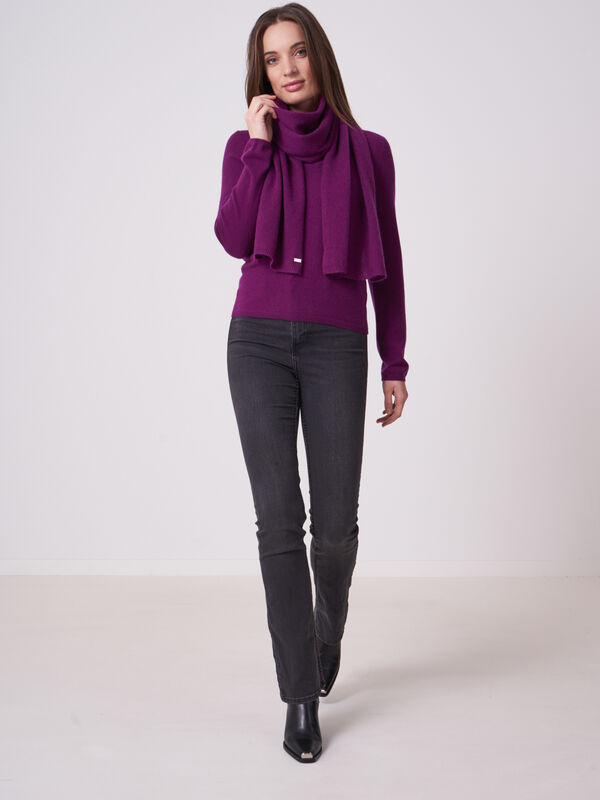 Basic fine knit organic cashmere V-neck sweater image number 3