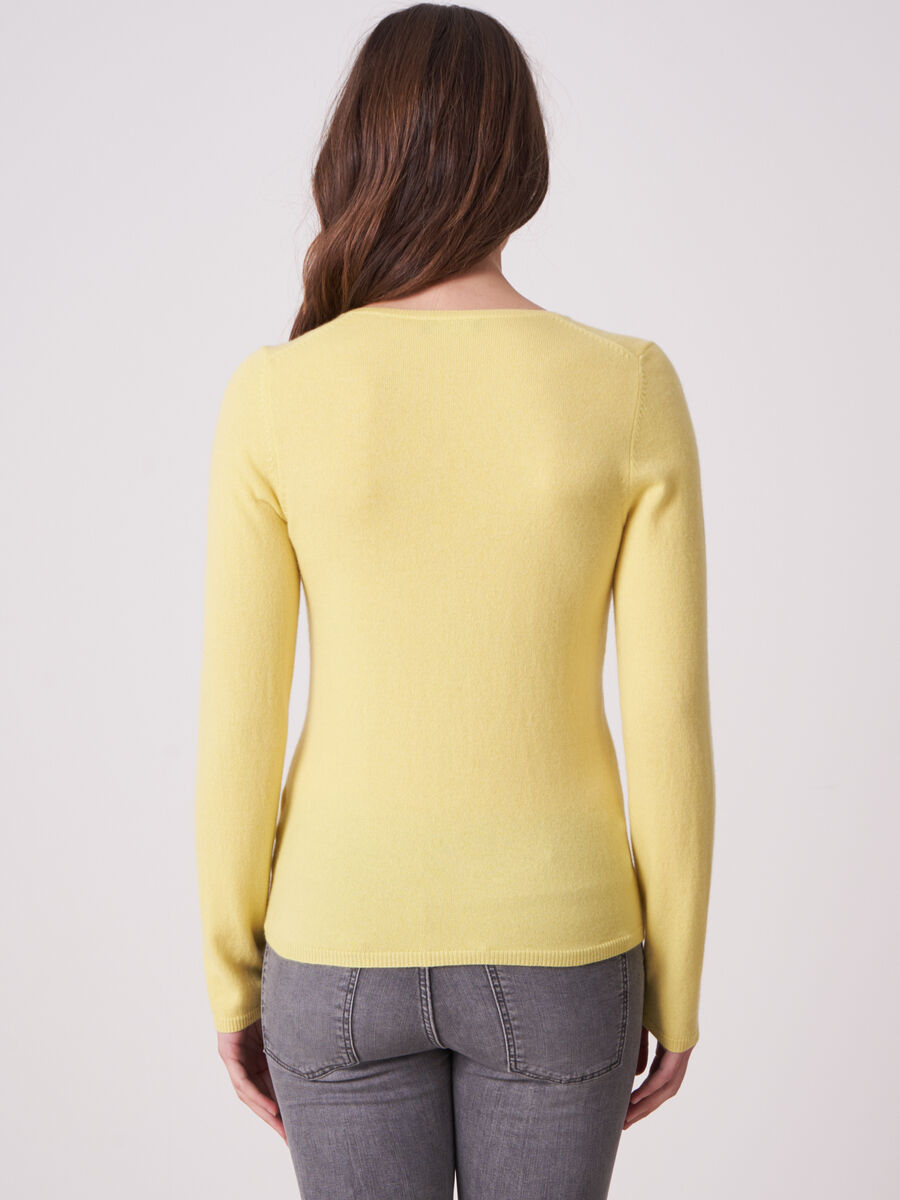 Basic Feinstrick-Pullover aus organischem Kaschmir mit V-Ausschnitt image number 1