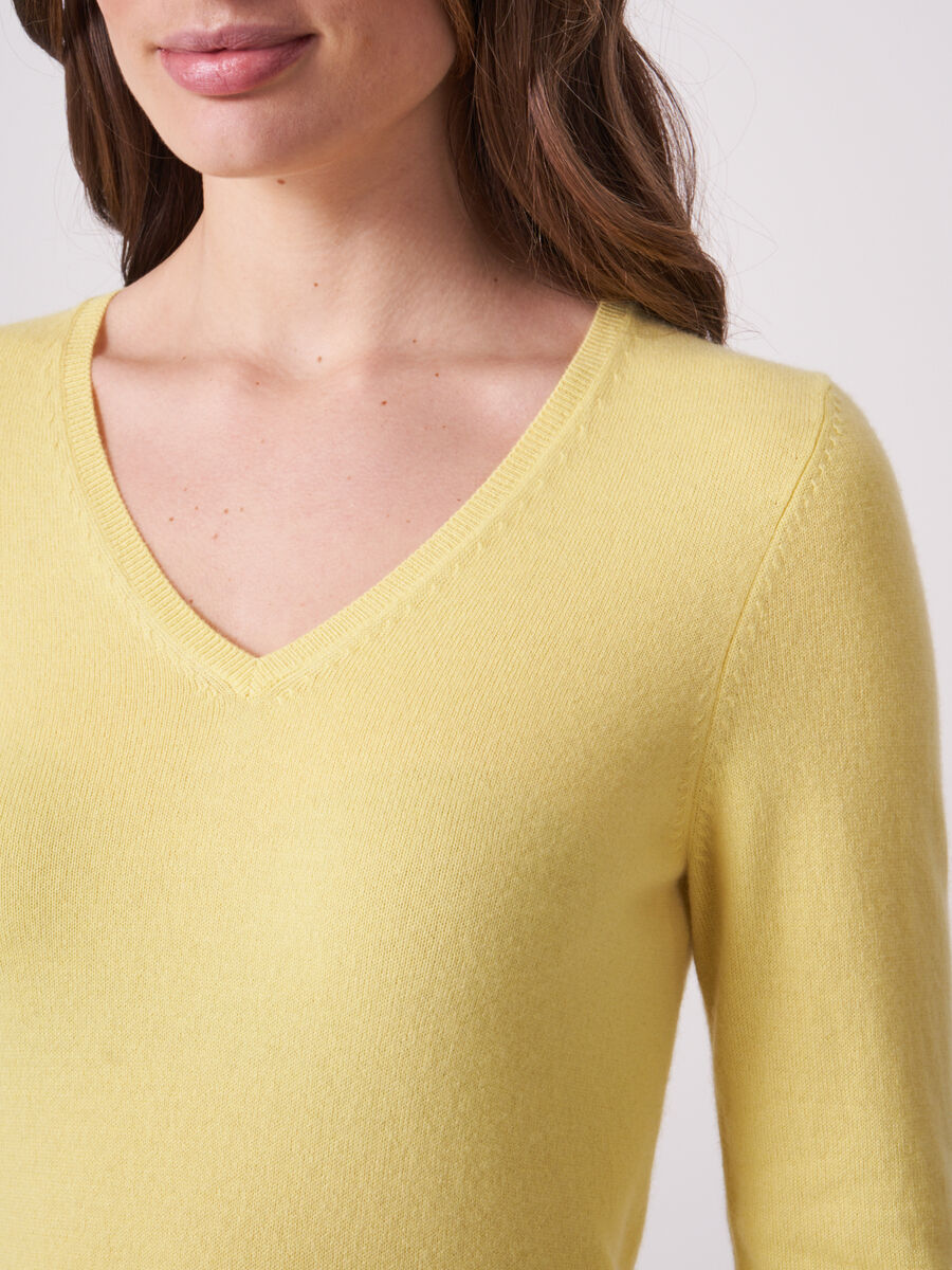 Basic Feinstrick-Pullover aus organischem Kaschmir mit V-Ausschnitt image number 2