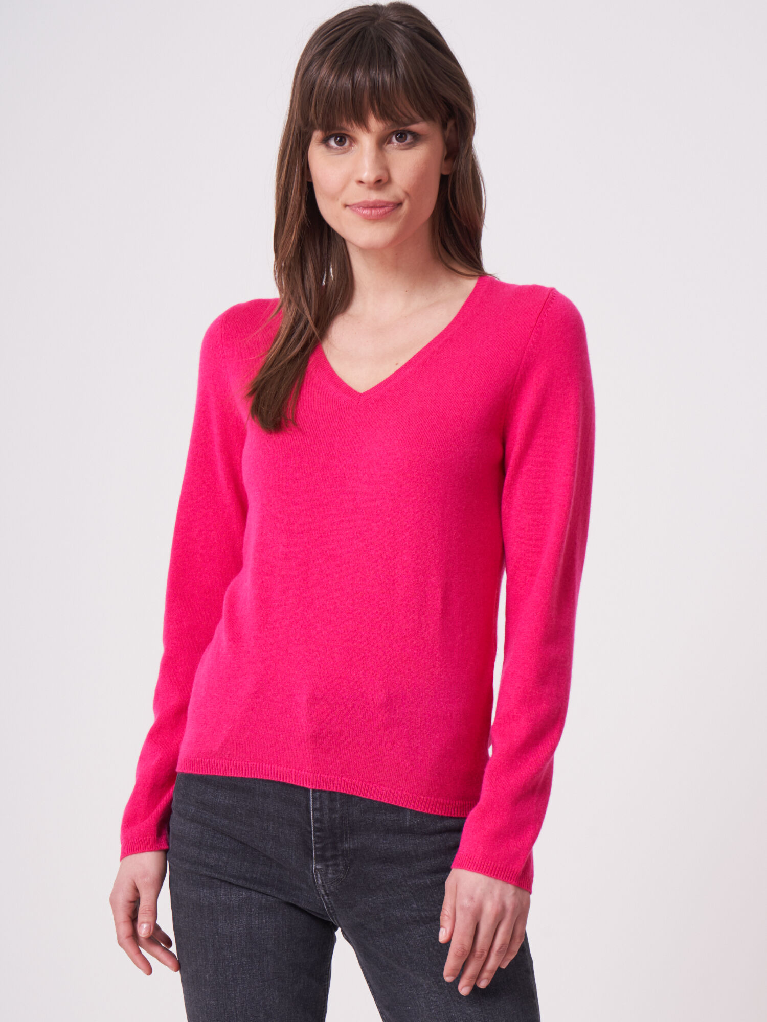 REPEAT cashmere Basic fijngebreide V-hals trui van biologisch cashmere