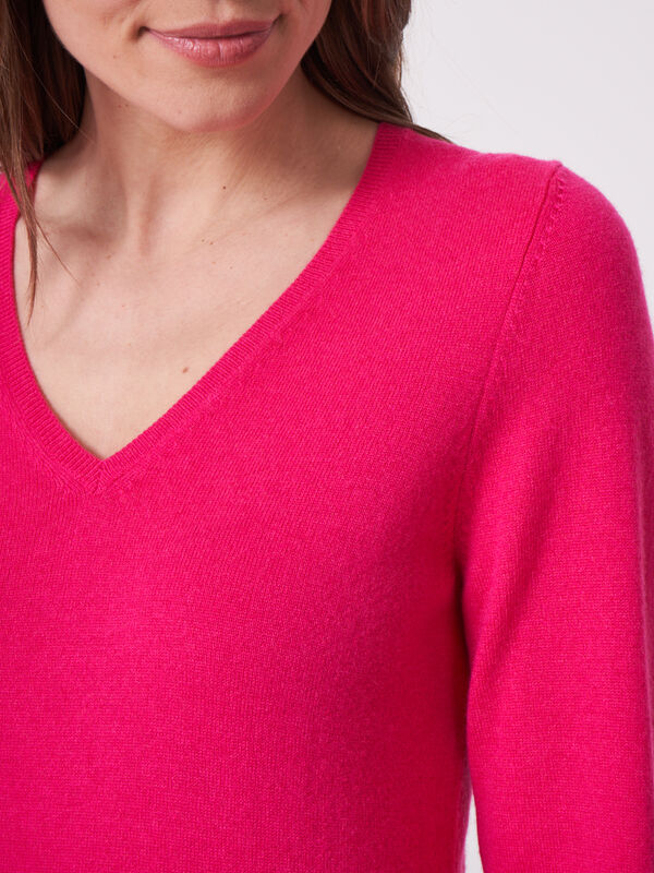 Basic Feinstrick-Pullover aus organischem Kaschmir mit V-Ausschnitt image number 2