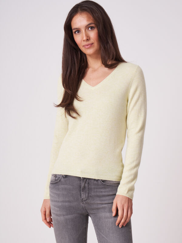 Basic fine knit organic cashmere V-neck sweater image number 0