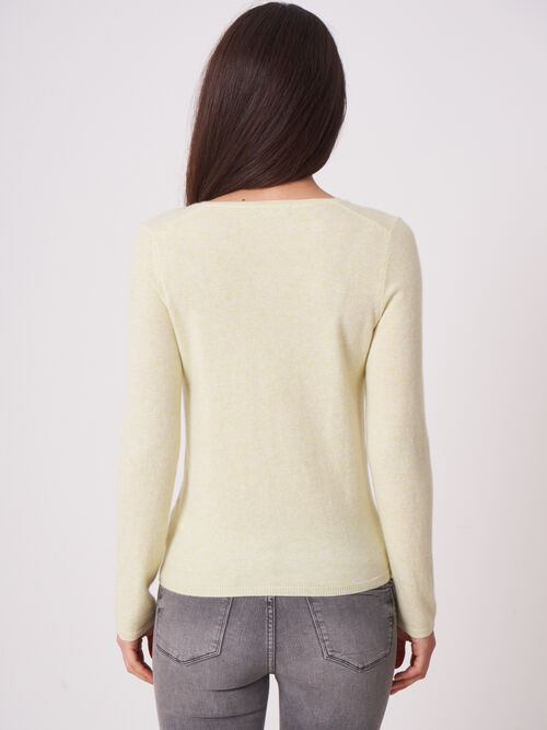 Basic fijngebreide V-hals trui van biologisch cashmere