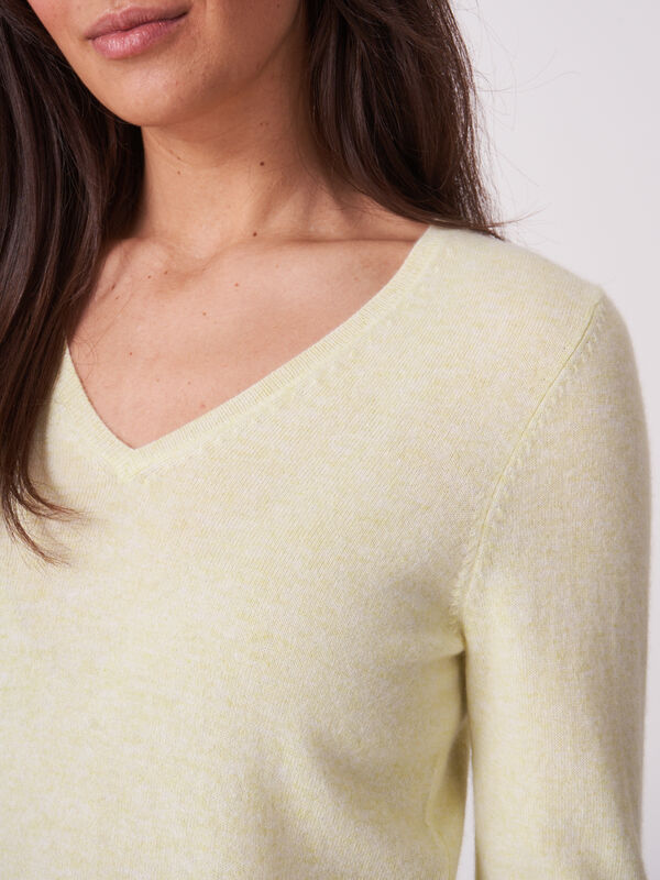 Basic fine knit organic cashmere V-neck sweater image number 2