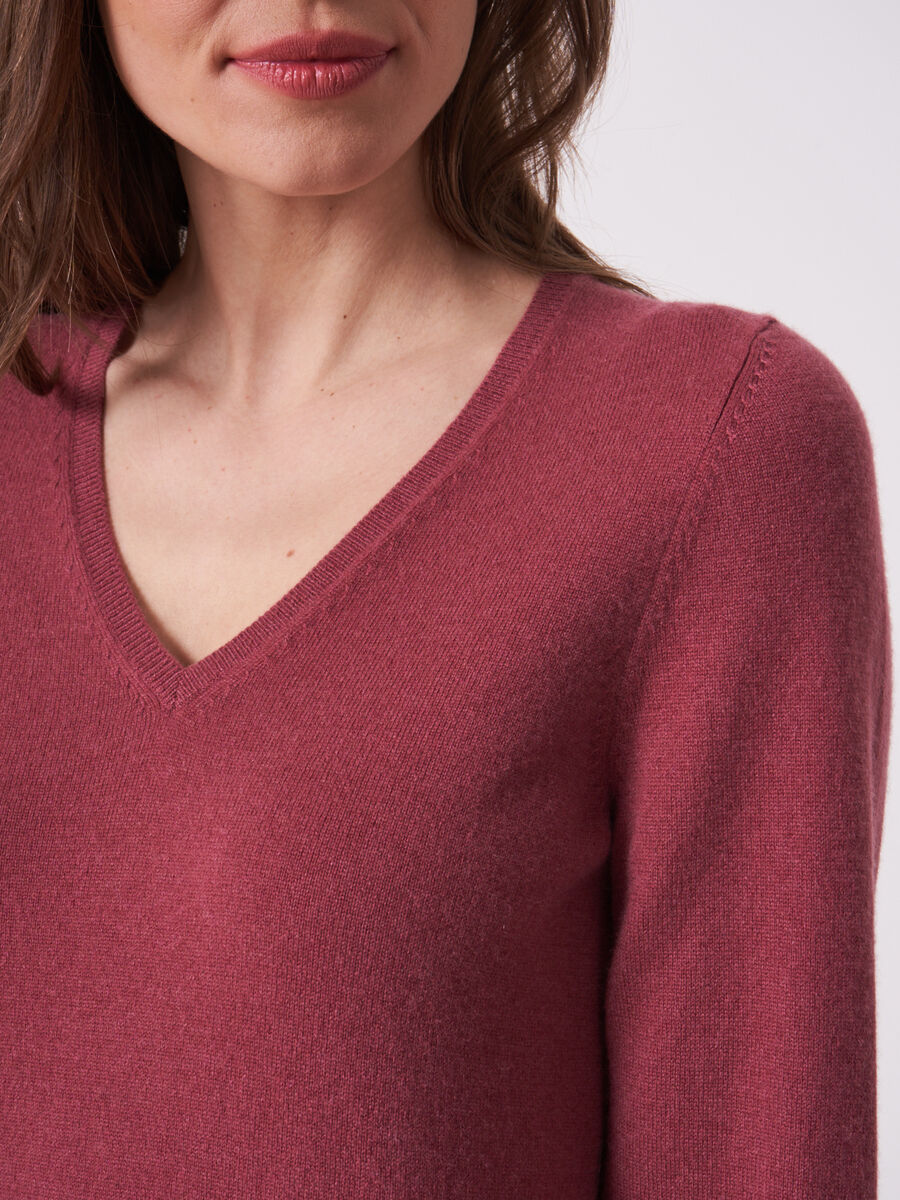 Pull col V en cachemire organique image number 2